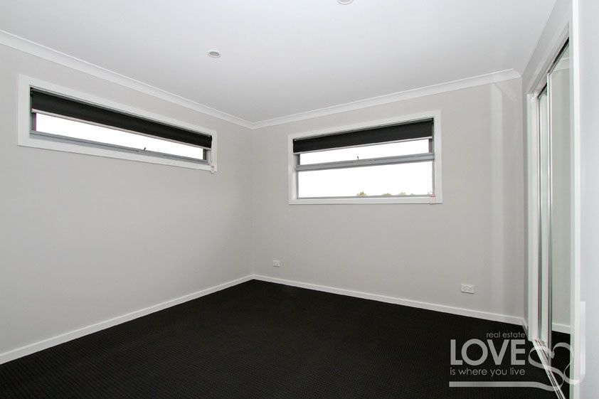2 bedroom + study, 2 minutes from shops and trains