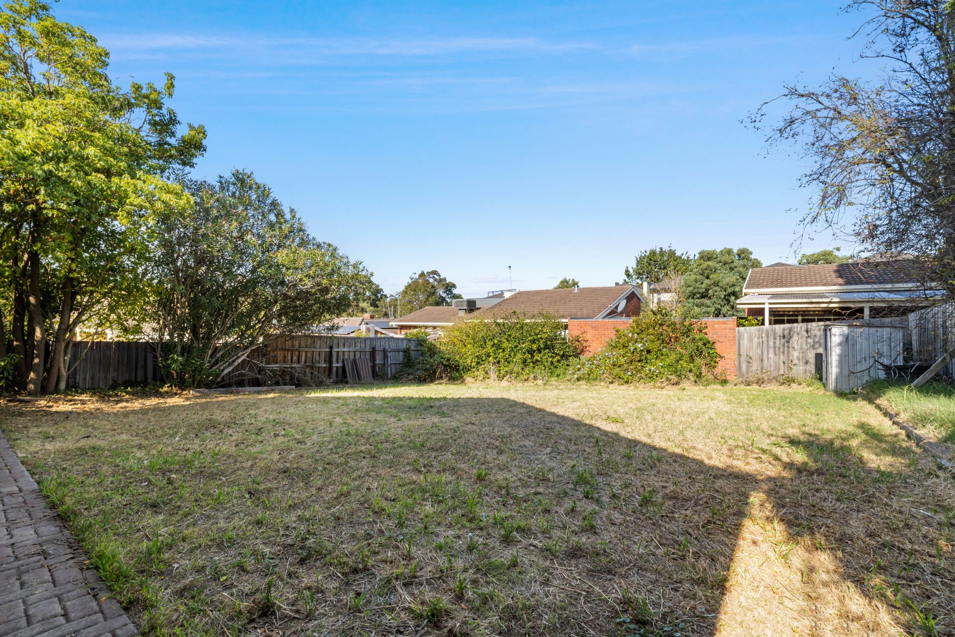 Light-Filled & Spacious 2-Bedroom Unit in Prime Rosanna Location!