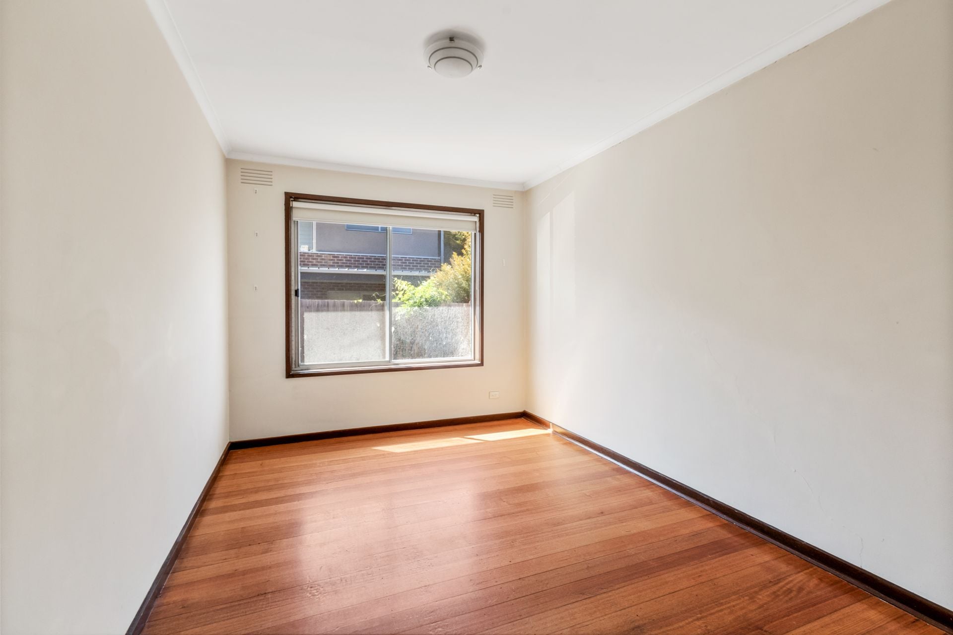 JUST A SHORT WALK FROM LA TROBE UNIVERSITY!