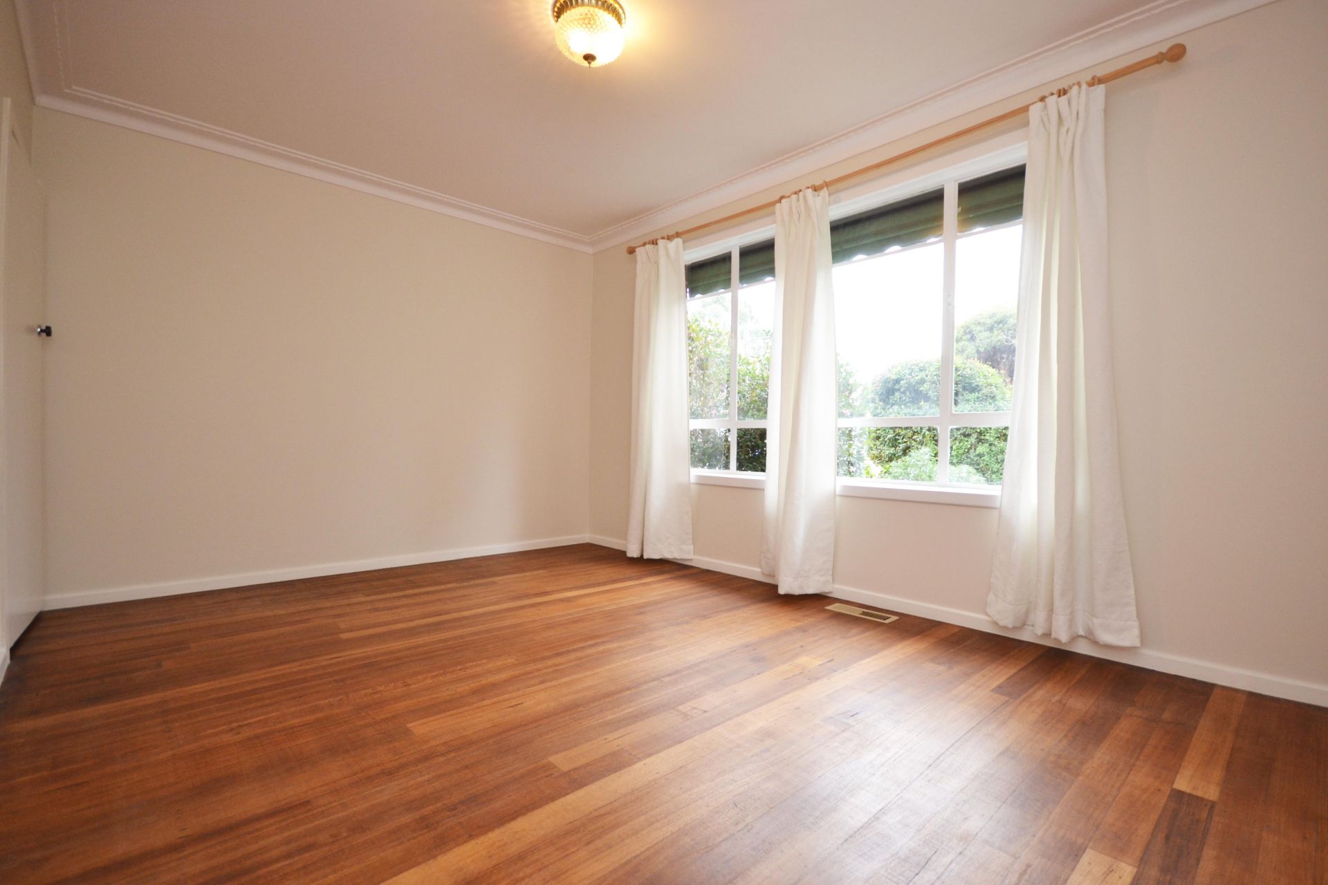 PEACEFUL RETREAT IN THE HEART OF THORNBURY