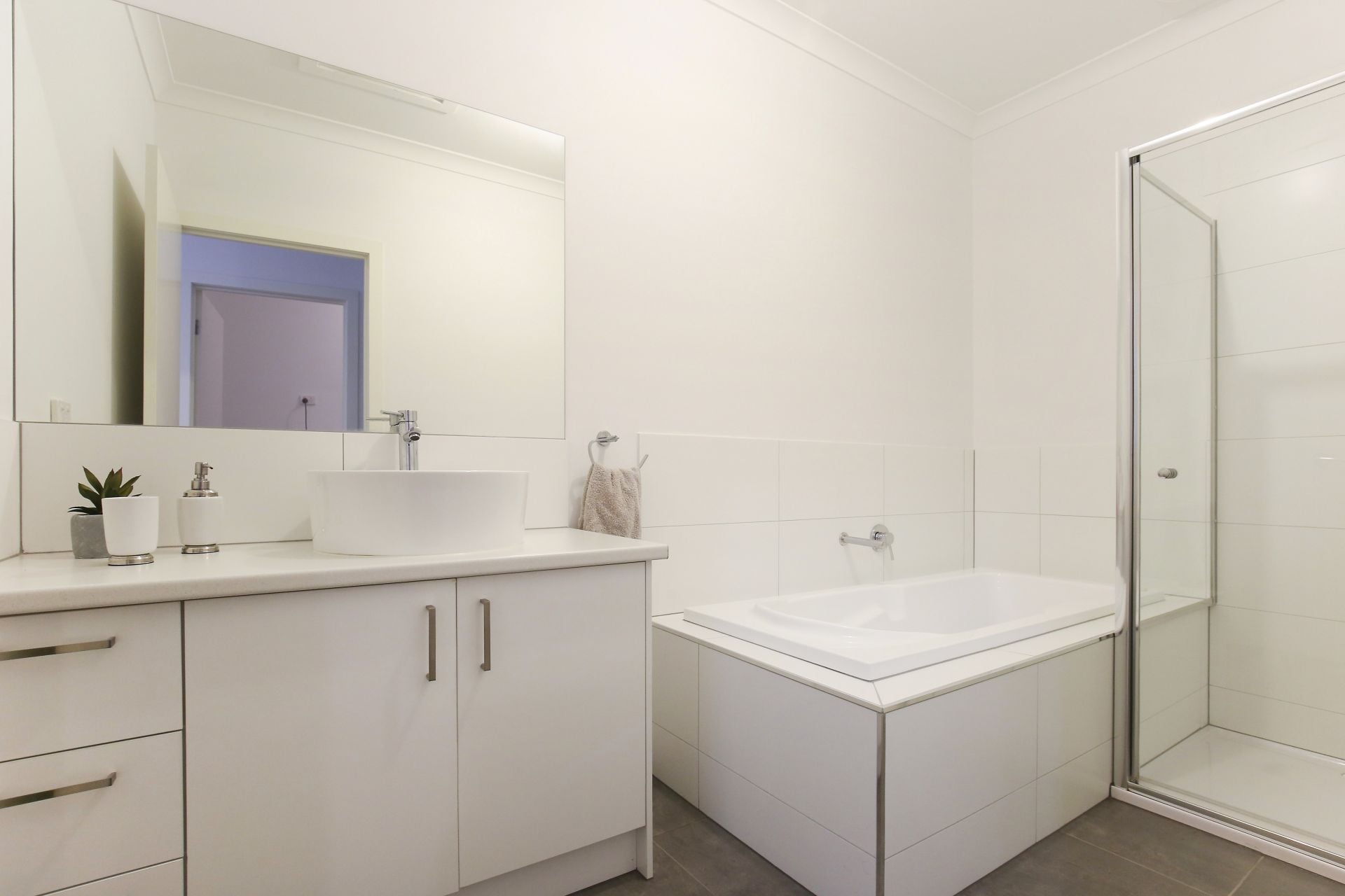 EASING LIVING, ENTICING LOCATION