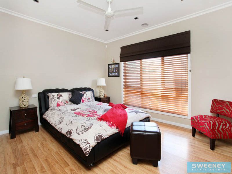 6 Glen Drouitt Drive, Caroline Springs - Thumbnail 8