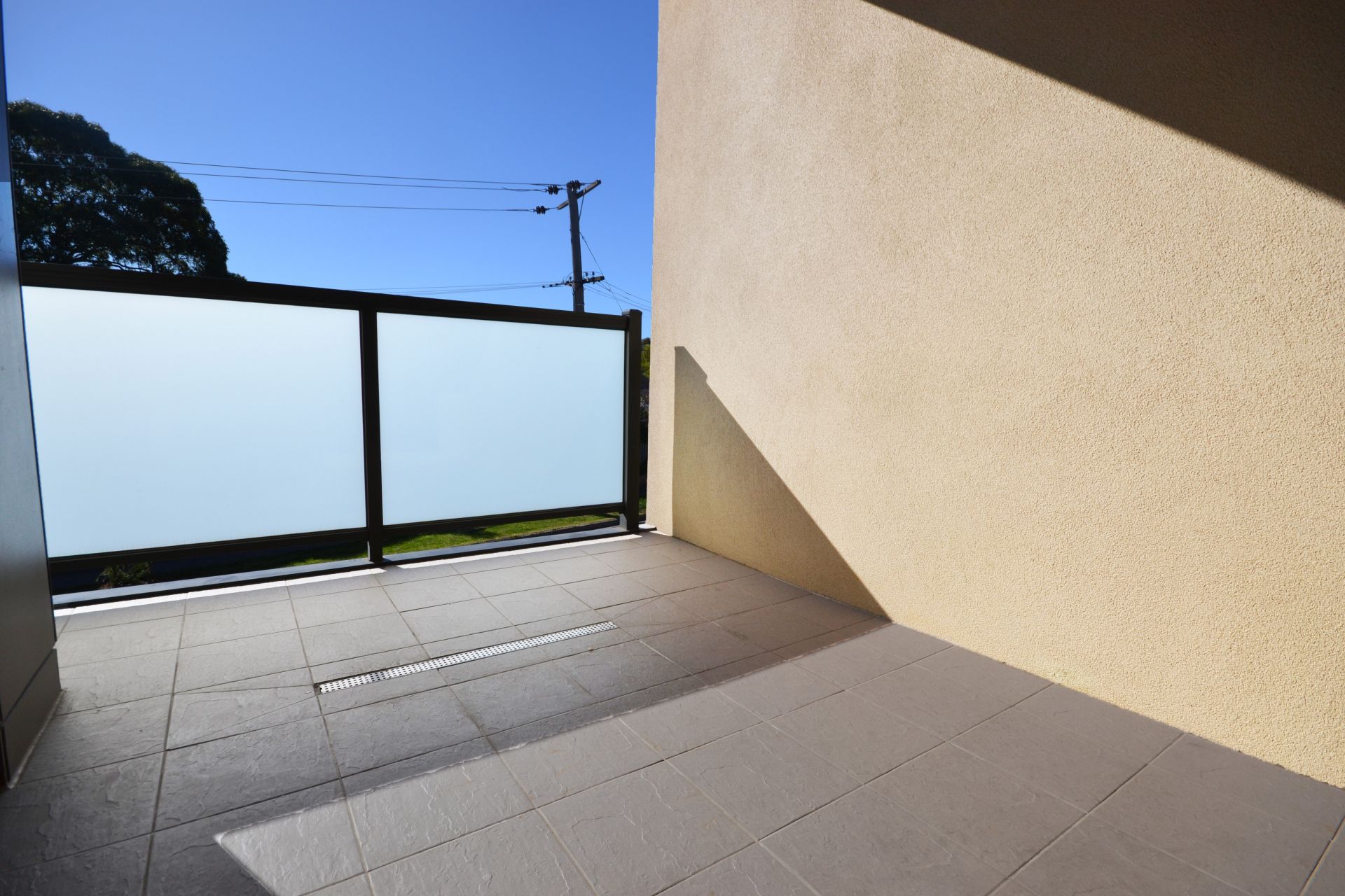 GREAT LOCATION - COLES, TRAM & BUS AT FRONT DOORSTEP!
