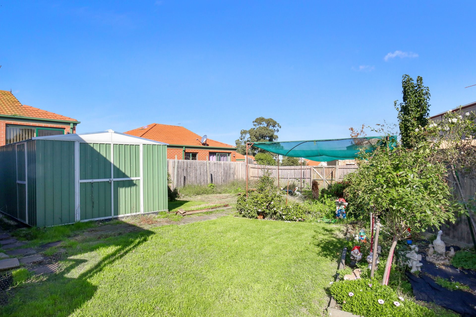 Superb Living In Supersized Surrounds