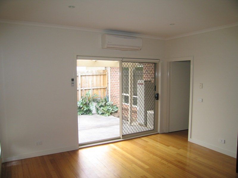 DELIGHTFUL 1 BEDROOM + STUDY!