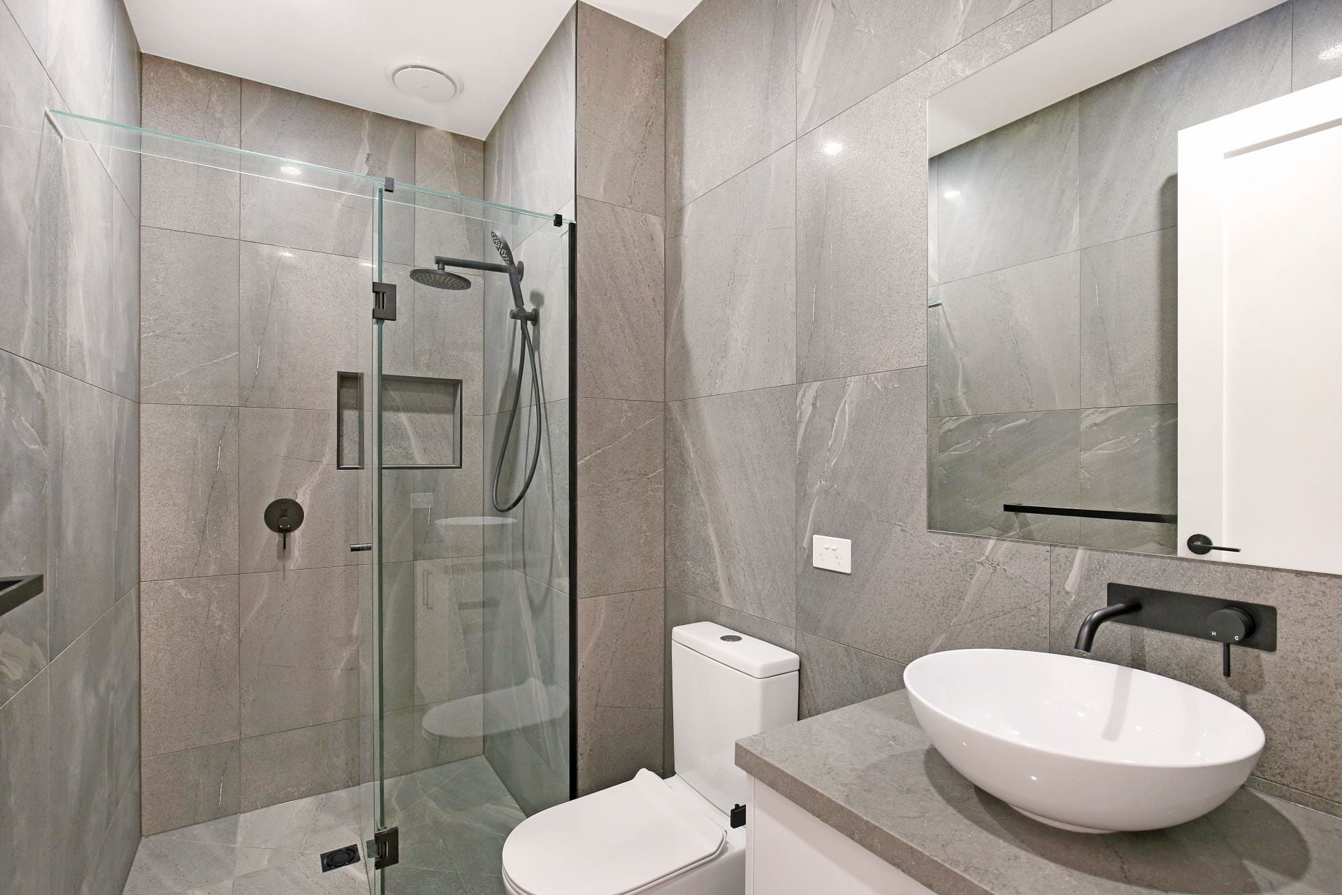 Well-Equipped Two Bedroom Townhouse in the Heart of Thornbury!