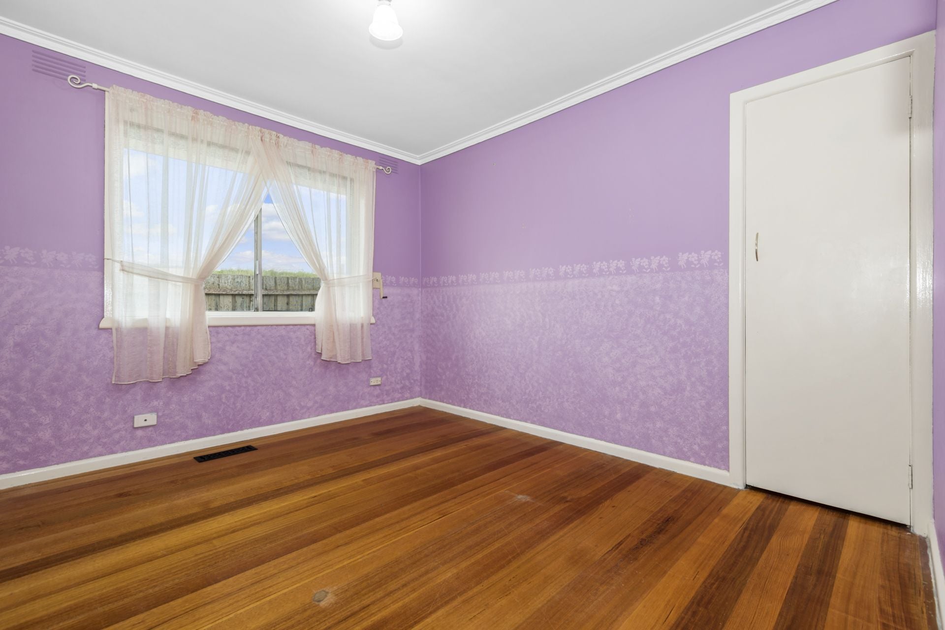 PERFECT LOCATION AND WALKING DISTANCE TO EPPING PACIFIC