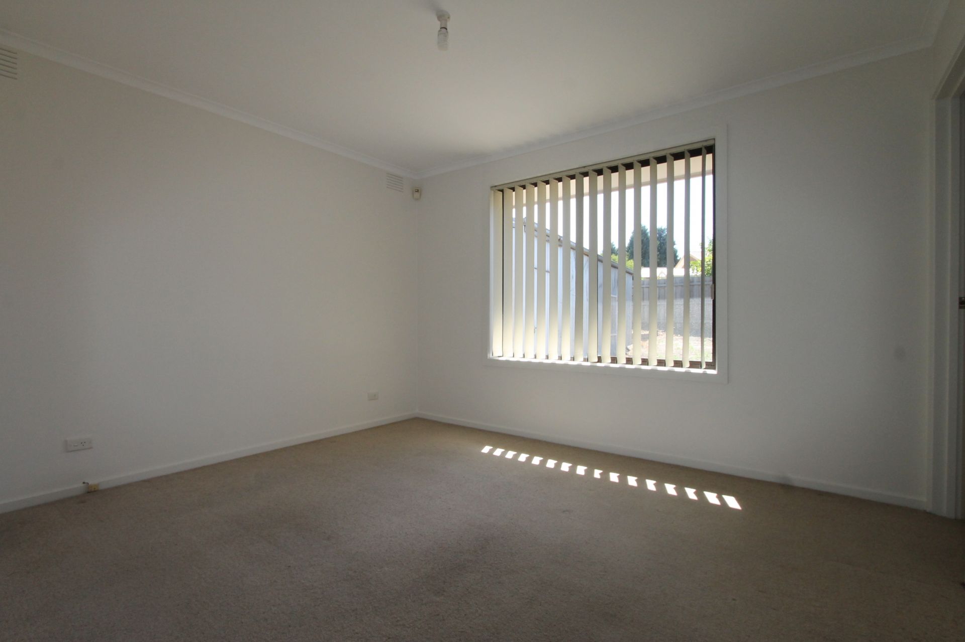 IF LOCATION IS WHAT YOU NEED... THIS IS THE HOME FOR YOU!!! * GARDENER INCLUDED*