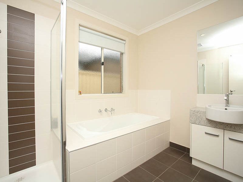 6 Reefton Circuit SOUTH MORANG, South Morang - Thumbnail 4