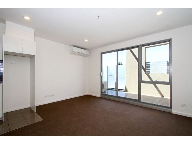 TRAM AT YOUR DOORSTEP! WALK TO BUNDOORA SQUARE & MORE!!