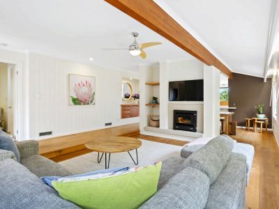 Perfect central position to the beach and village and bursting with coastal charm.