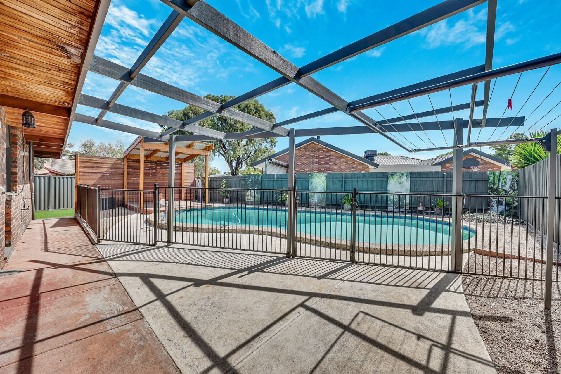 4 BEDDER WITH INGROUND POOL