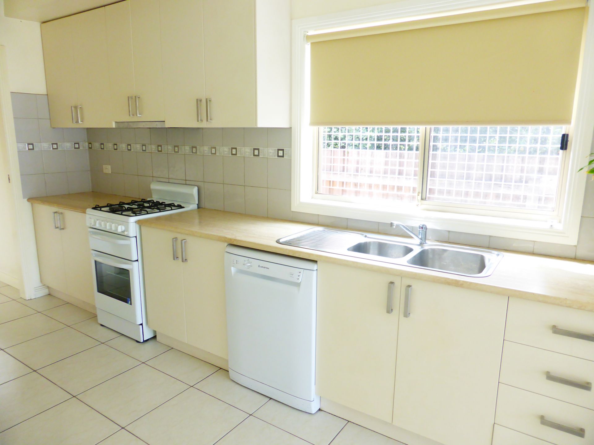 Immaculate 3 bedroom unit for filling all your desires!