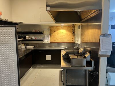 PROMINENTLY LOCATED INDUSTRIAL WITH FULLY FITTED CAFE!