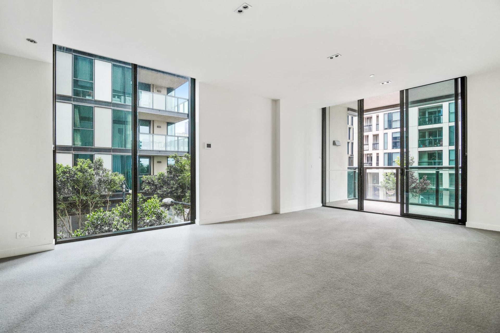 1H/9 Waterside Place Docklands, Docklands - Thumbnail 2
