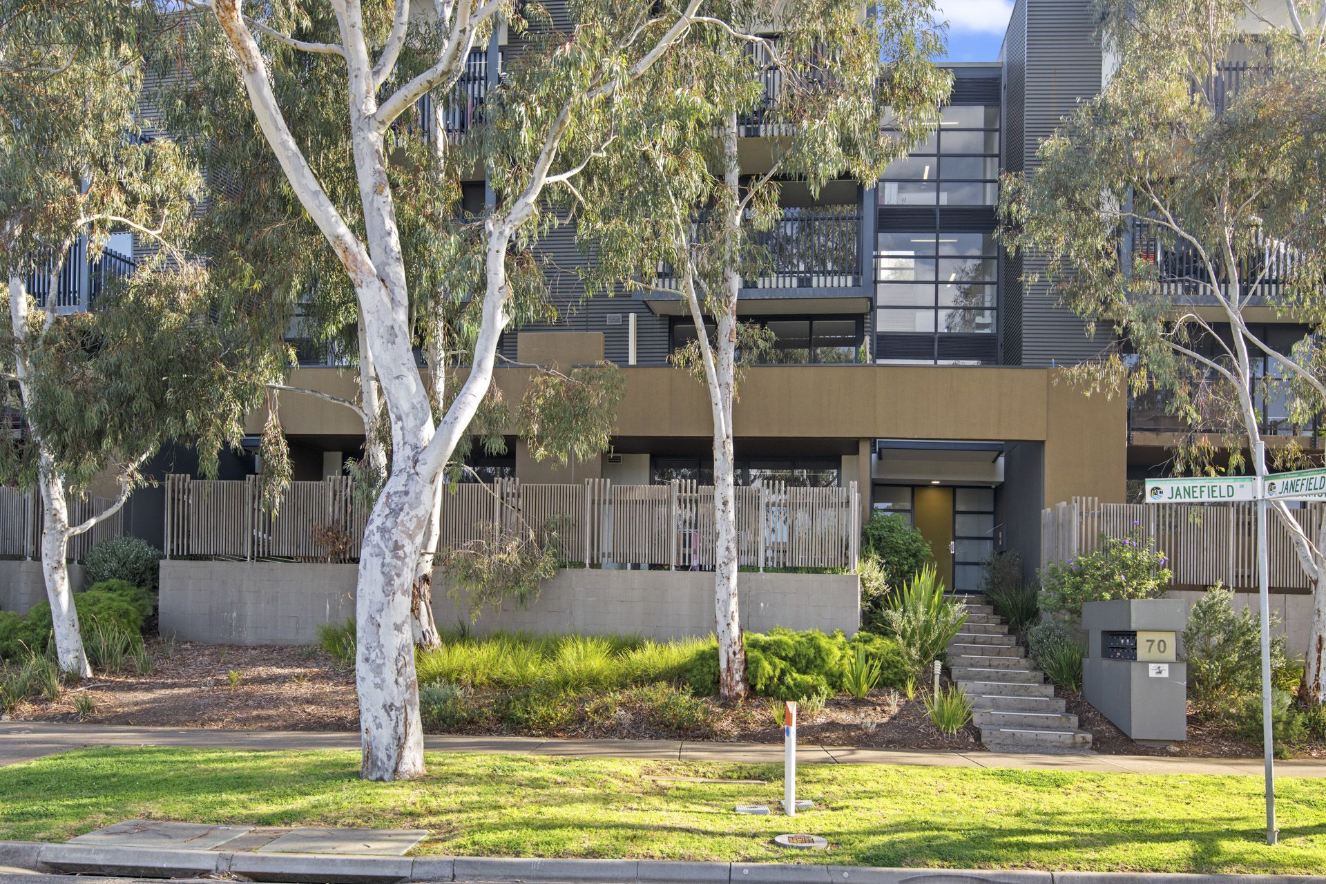 IN THE HEART OF UNIVERSITY HILL- WALK TO THE TRAM