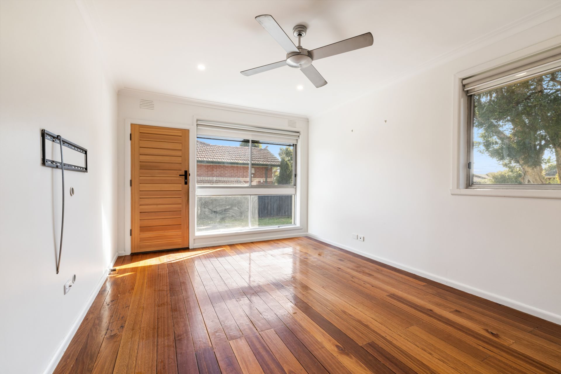 Stylish Unit with Expansive Courtyard Retreat