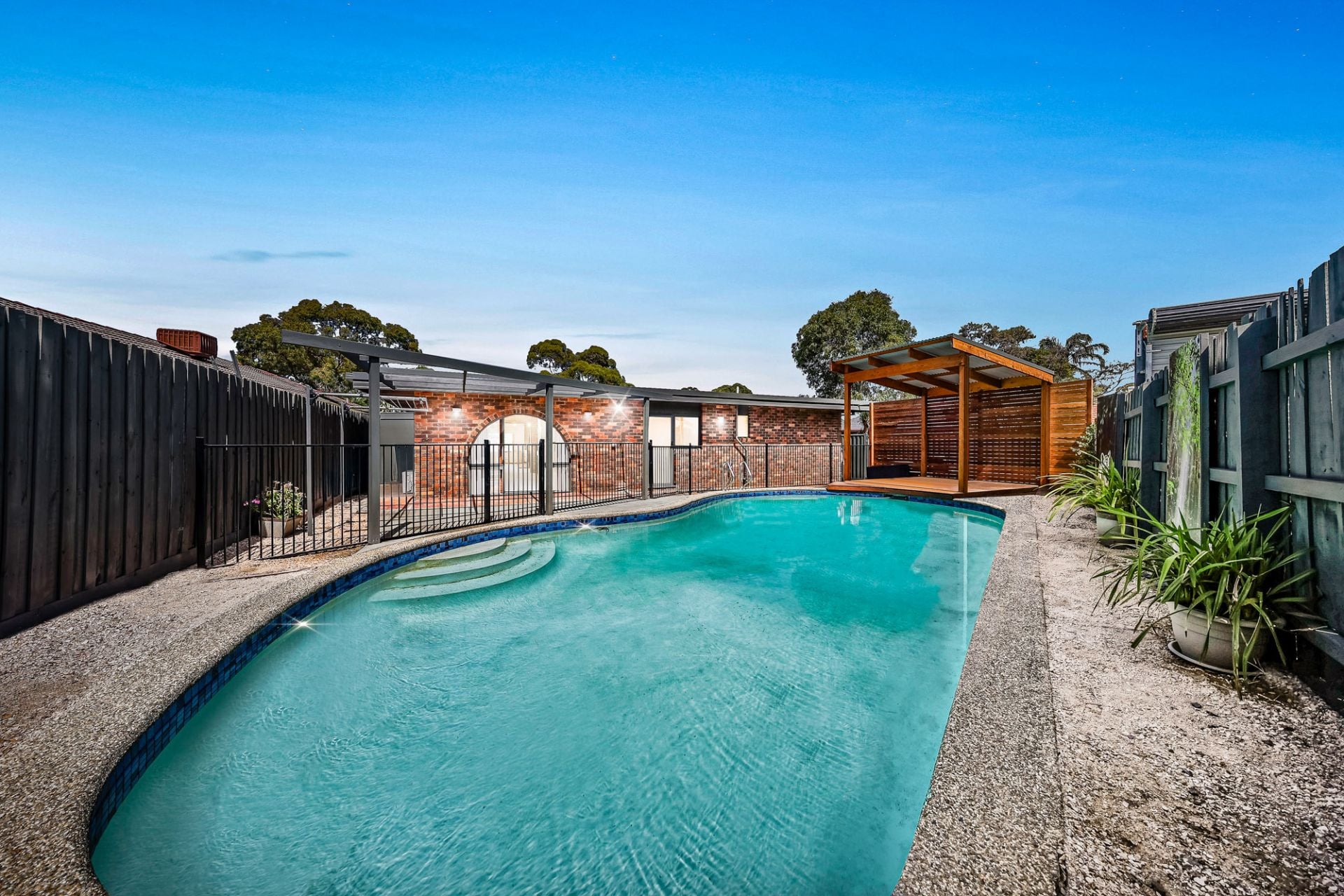 4 BEDDER WITH INGROUND POOL