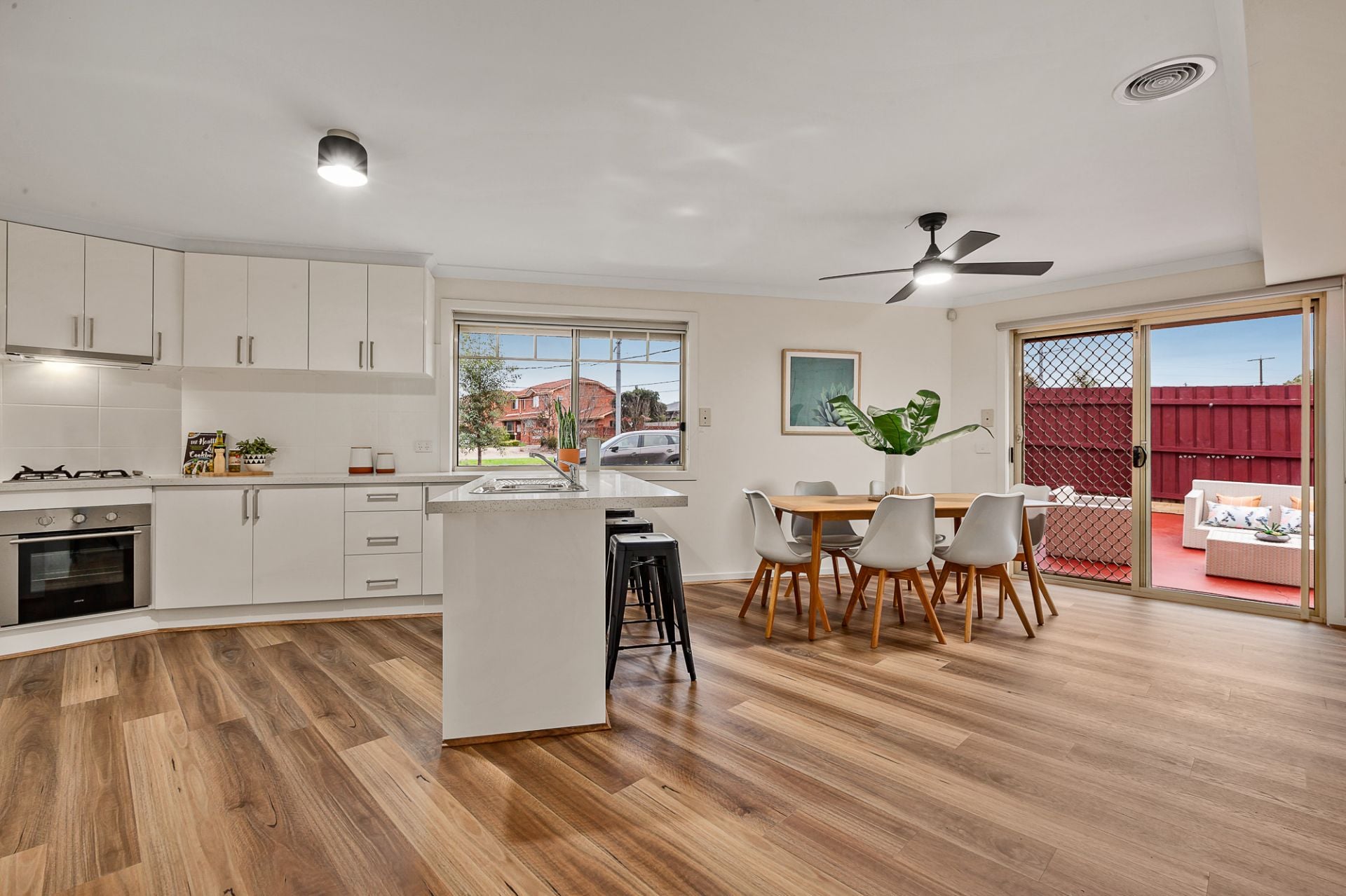 IMPRESSIVE TOWNHOUSE AND THE PERFECT LOCATION