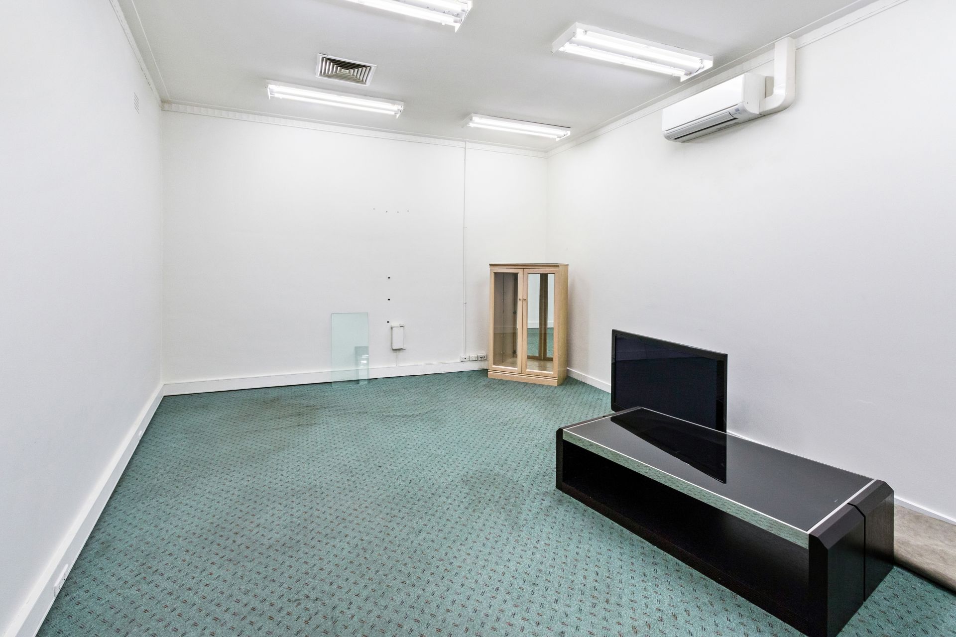 VERSATILE OFFICE SPACE