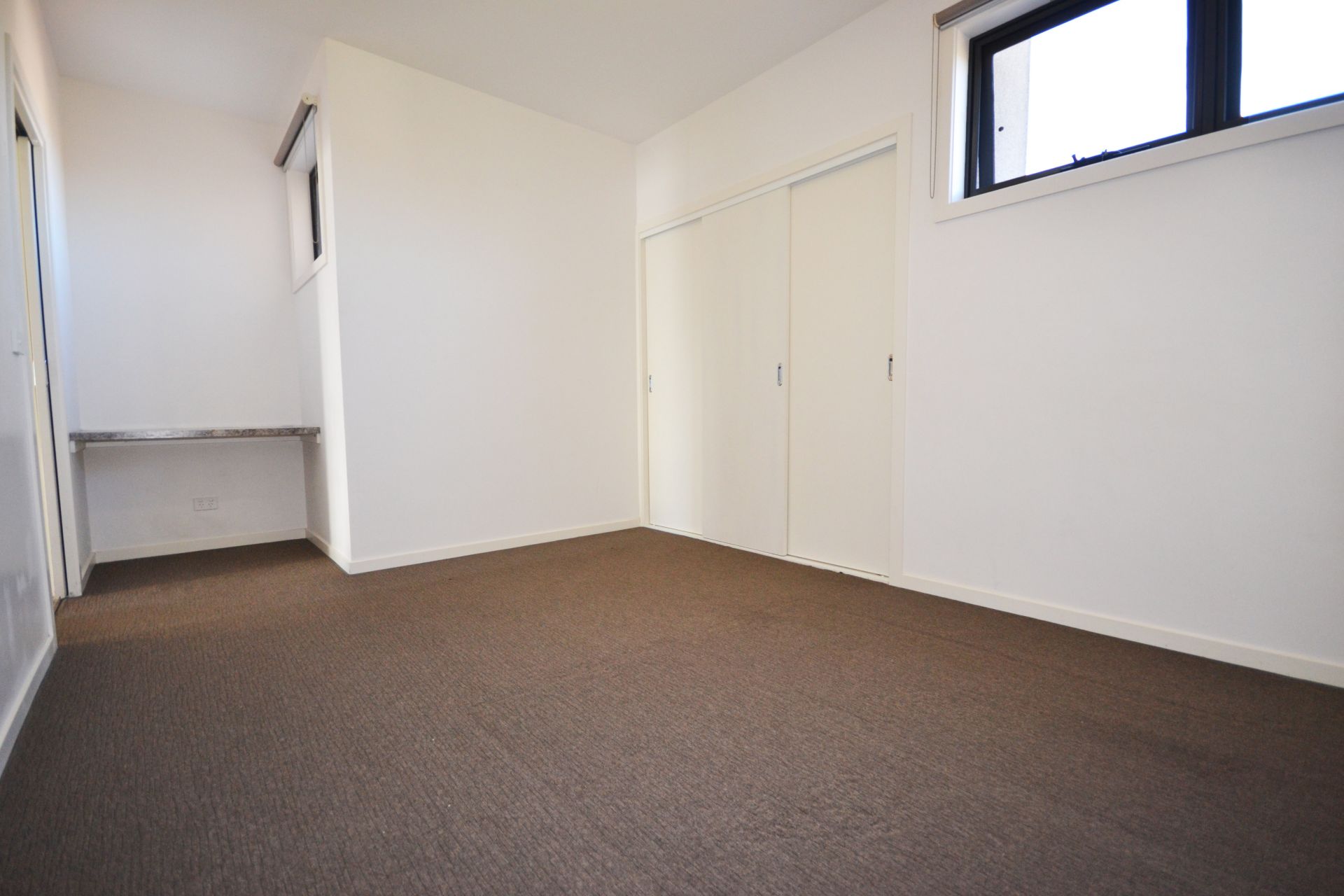 GREAT LOCATION - COLES, TRAM & BUS AT FRONT DOORSTEP!