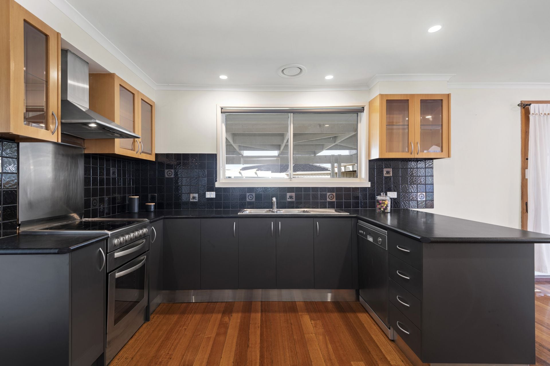 MODERN APPEAL - GREAT LOCATION
