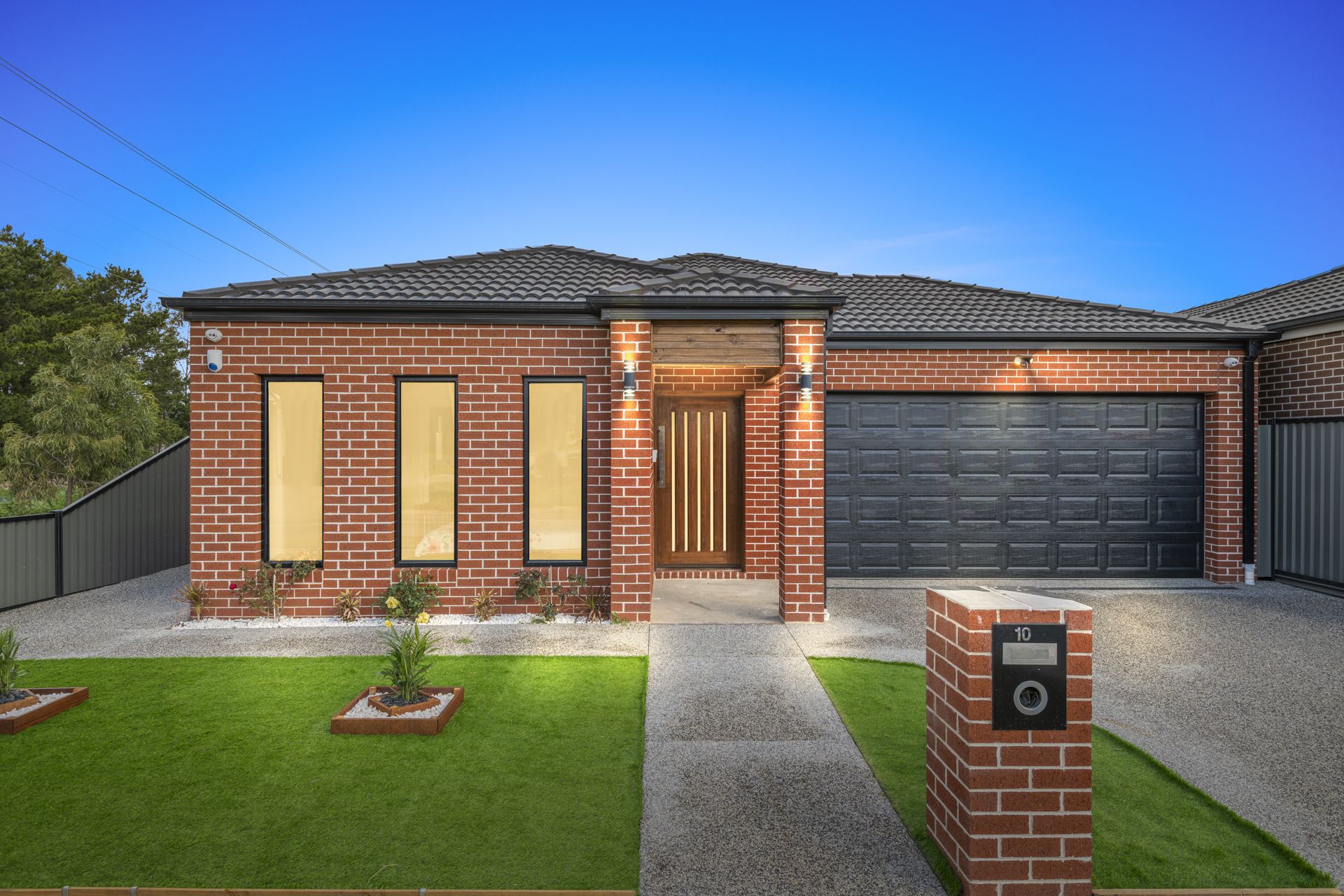 STYLISH AND IMPRESSIVE - NEARLY NEW
