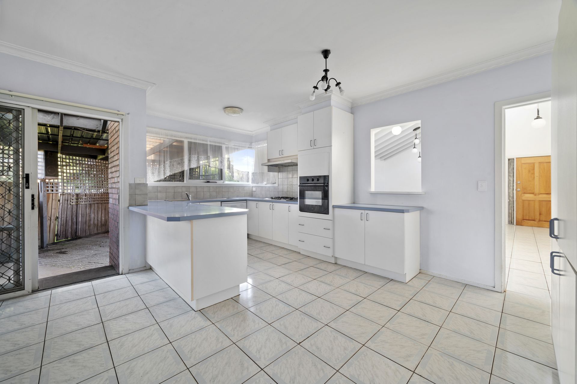 PERFECT FIRST HOME OR INVESTMENT - GREAT  LOCATION