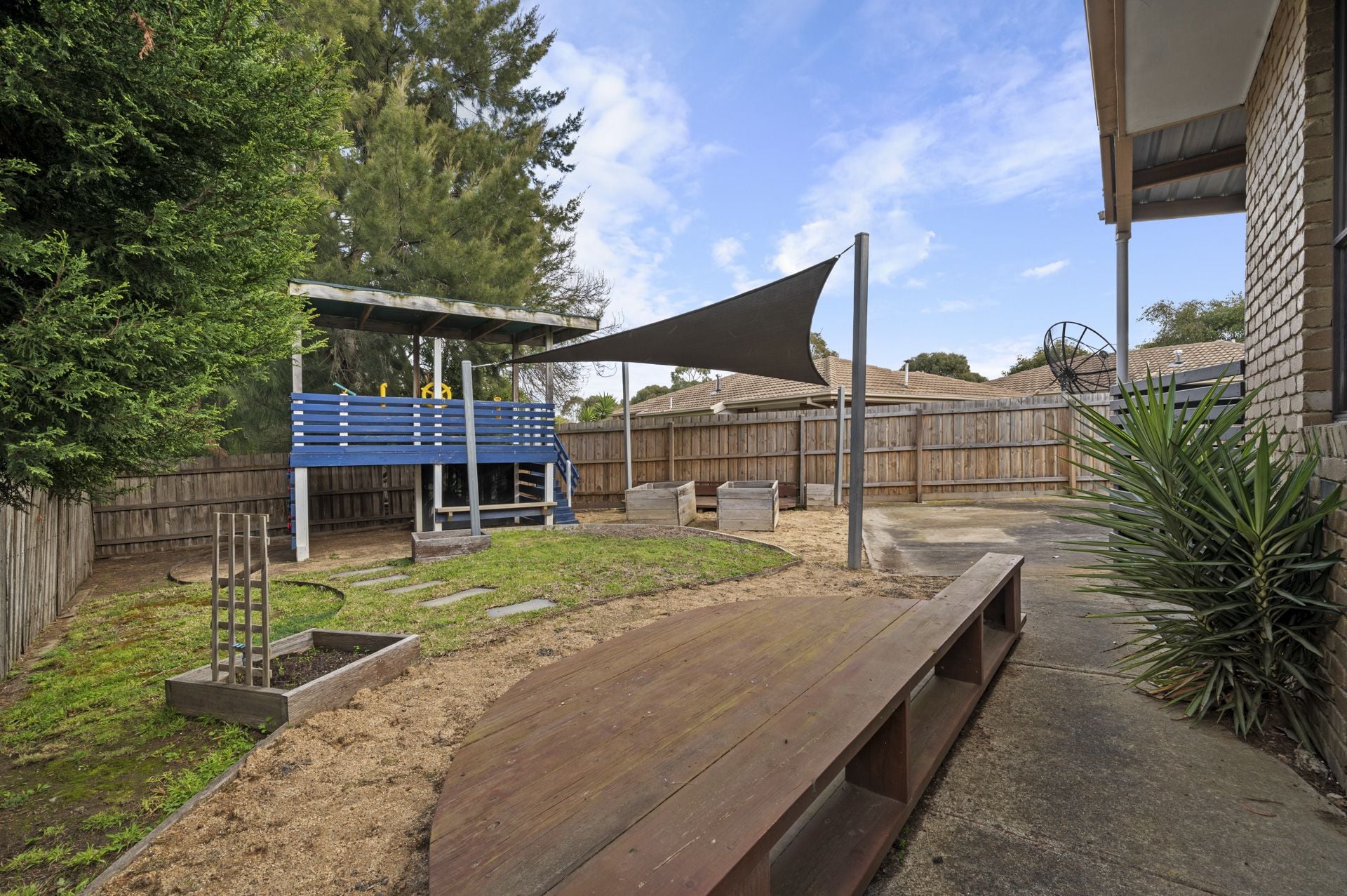 DUAL LIVING -  4 BEDROOMS, 2 BATHROOMS FAMILY HOME