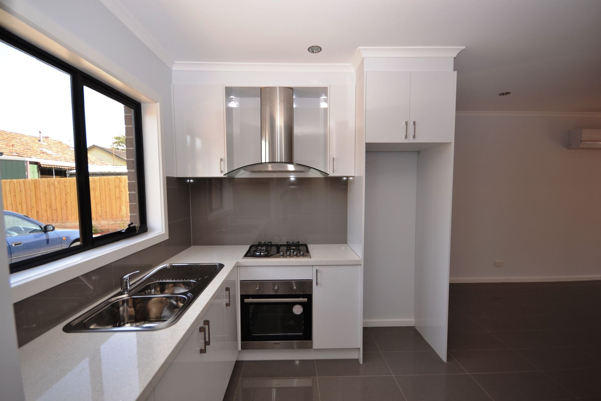SPACIOUS AND LIGHT FILLED LIVING