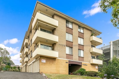 TOP FLOOR APARTMENT WITH DISTRICT VIEWS AND SECONDS TO ALL AMENITIES 