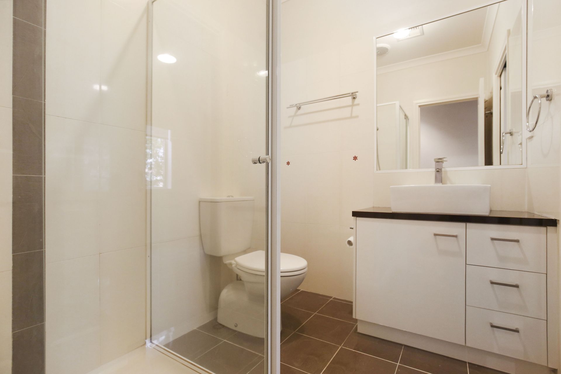 Modern, Bright & Spacious!