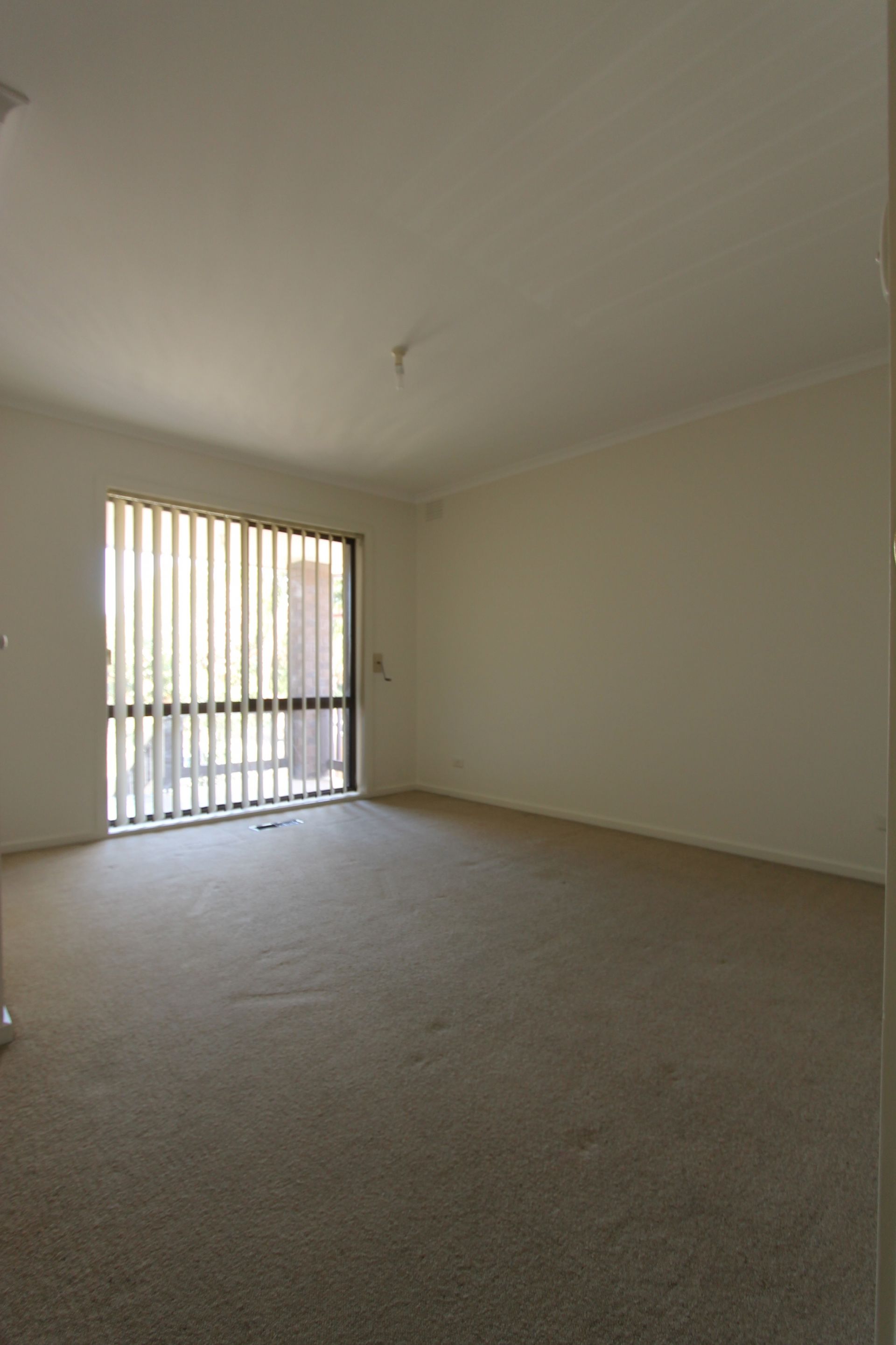 IF LOCATION IS WHAT YOU NEED... THIS IS THE HOME FOR YOU!!! * GARDENER INCLUDED*