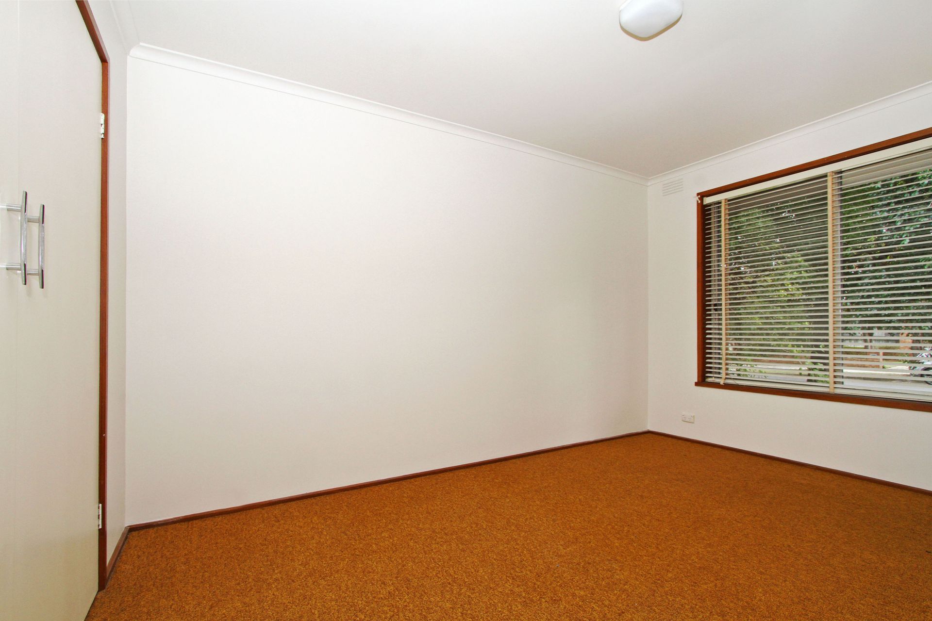 LOCATED IN QUIET STREET!